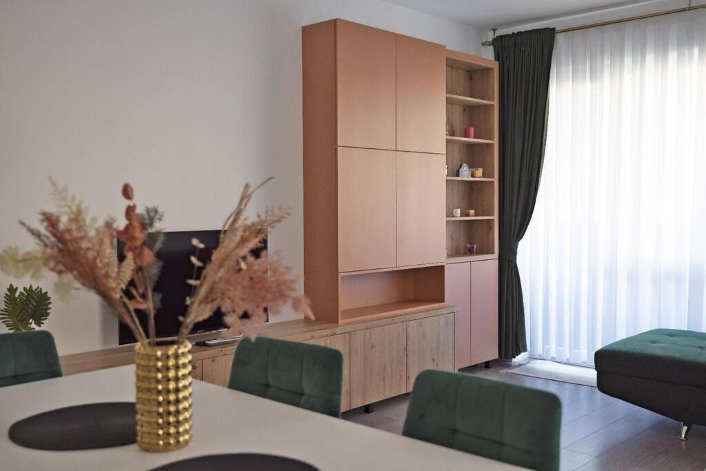 Eliza'S Apartment By Oasis Homes Oradea Eksteriør bilde