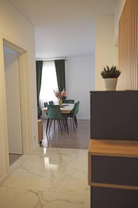 Eliza'S Apartment By Oasis Homes Oradea Eksteriør bilde