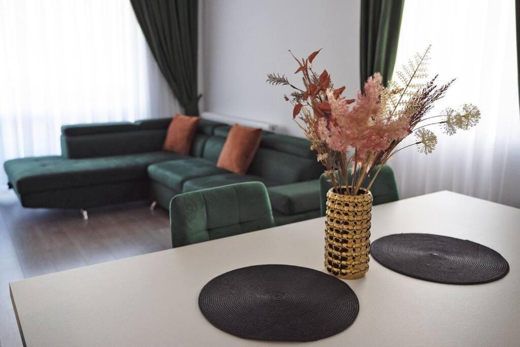Eliza'S Apartment By Oasis Homes Oradea Eksteriør bilde